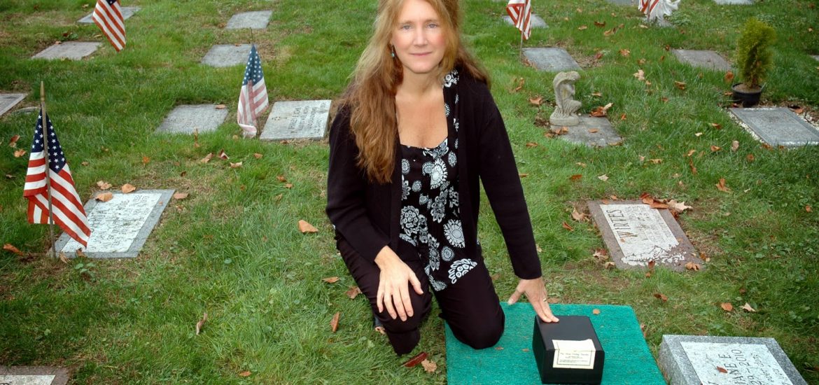 tammy sue with dads cremains at cemetery